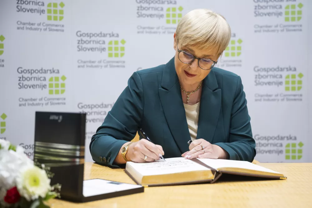 Ljubljana, GZS.Odprtje slovensko-alzirskega poslovnega foruma v organizaciji GZS in v sodelovanju z agencijo Spirit, ministrstvom za gospodarstvo, turizem in sport ter ministrstvom za zunanje in evropske zadeve.Predsednica republike Natasa Pirc Musar.