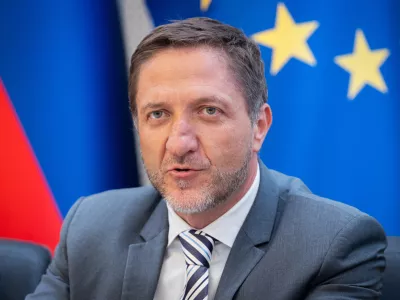 Ljubljana, vlada.Novinarska konferenca, na kateri so predstavili novo obrambno in varnostno politiko za vecjo odpornost Slovenije.Minister za finance Klemen Bostjancic.