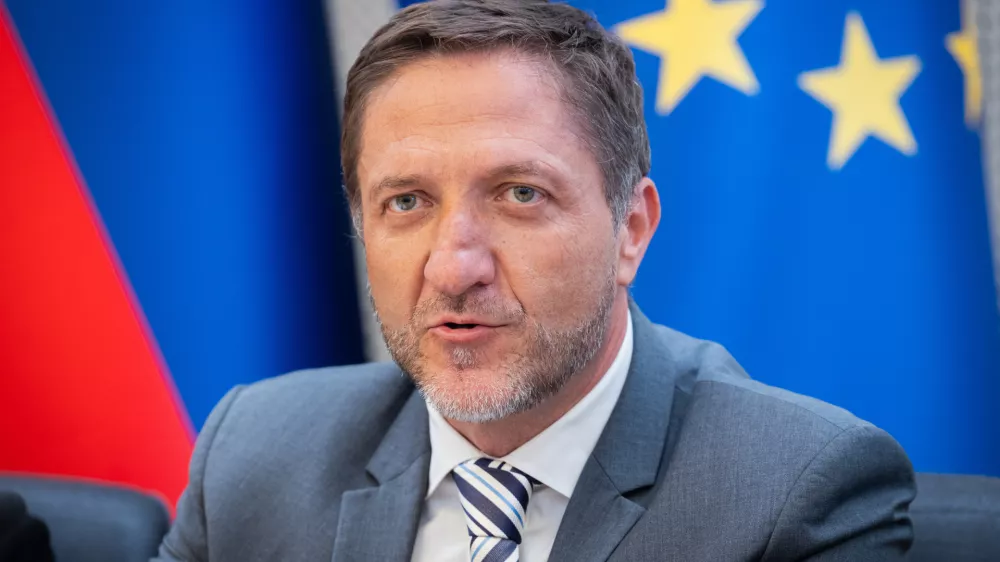 Ljubljana, vlada.Novinarska konferenca, na kateri so predstavili novo obrambno in varnostno politiko za vecjo odpornost Slovenije.Minister za finance Klemen Bostjancic.