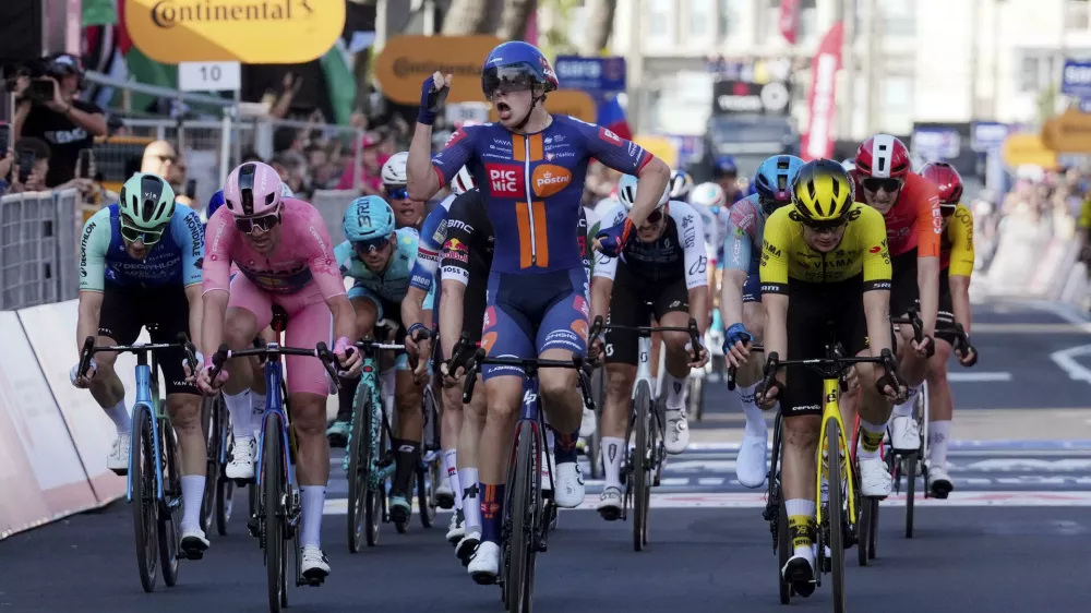 Casper van Uden je takole priboril izjemno pomembno zmago za njegovo moštvo. Foto: AP