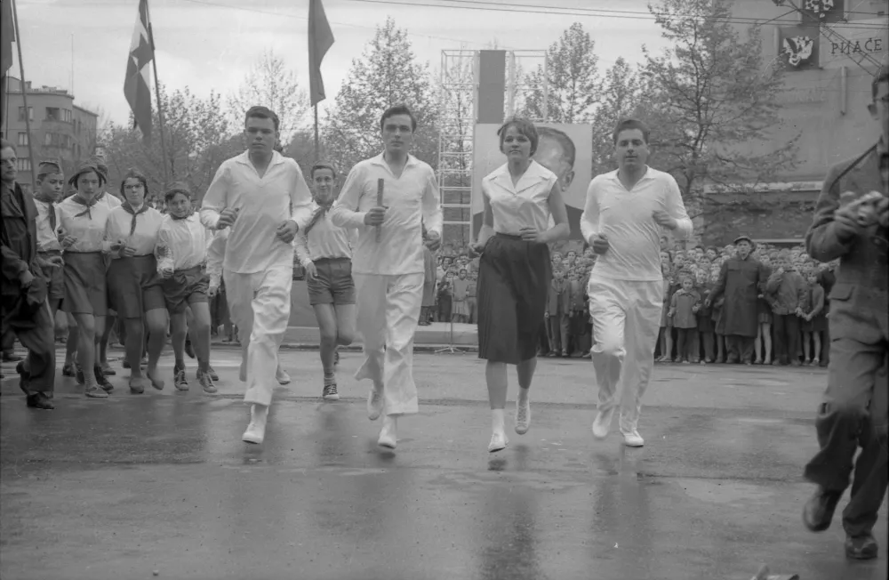 ﻿﻿Titova štafetaSlovesen sprejem štafete mladosti pri kavarni Evropa 22.4.1961: med športniki, ki so nosili palico, je bil Jože Šlibar, svetovni rekorder v smuč. Skokih. / Foto: Marjan Ciglič