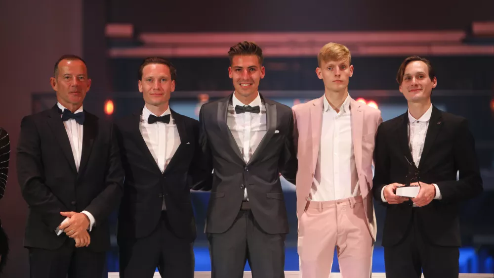 - Enzo Smrekar, predsednik SZS, Anže Lanišek, Timi Zajc, Lovro Kos, Domen Prevc,- 15.05.2025. - Večer Šampionov Smučarske Zveze Slovenije.//FOTO: Bojan Velikonja