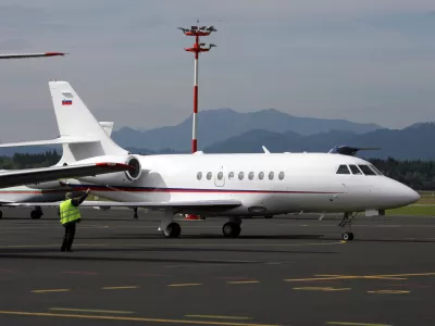 Slovensko protokolarno letalo falcon 2000EX po več kot pol leta, odkar je prenehala najemna pogodba v ZDA, pristalo na letališču Brnik.- Letalo je priletelo iz švicarskega Basla, kjer je bilo na temeljitem remontu po štirih letih najema, cena remonta pa naj bi bila nekaj 100.000 evrov///FOTO: Luka CjuhaOPOMBA: ZA OBJAVO V ČASOPISU DNEVNIK