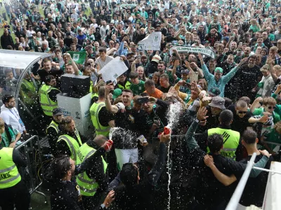 Nogometaši Olimpije so skupaj z navijači proslavili nov naslov državnega prvaka, potem ko so s 5:0 premagali Radomlje. Foto: Luka Cjuha