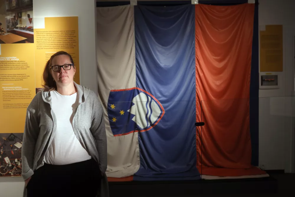 ﻿kustosinja Nataša Strlič- slovenska zastava katera je slovesno zaplapolala 26. junija 1991 na večerni slovesnosti razglasitve samostojnosti na Trgu republike v Ljubljani- 17.09.2018 - Muzej novejše zgodovine Slovenije -//FOTO: Jaka Gasar / Foto:: Jaka Gasar