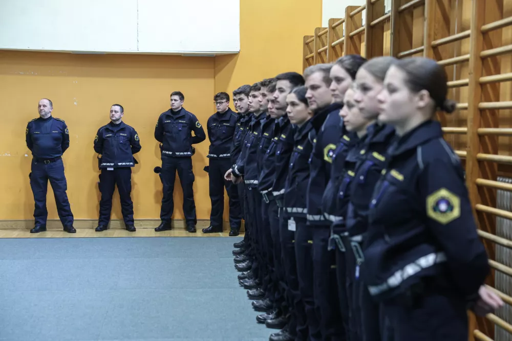 - simbolična fotografija - uniforma- 12.02.2025 - Policija je nagradila 66 izjemnih posameznikov, ki so v najrazličnejših okoliščinah pomagali reševati življenja ljudi - podelitev, policija, hrabrost, požrtvovalnost, priznanja//FOTO: Jaka Gasar