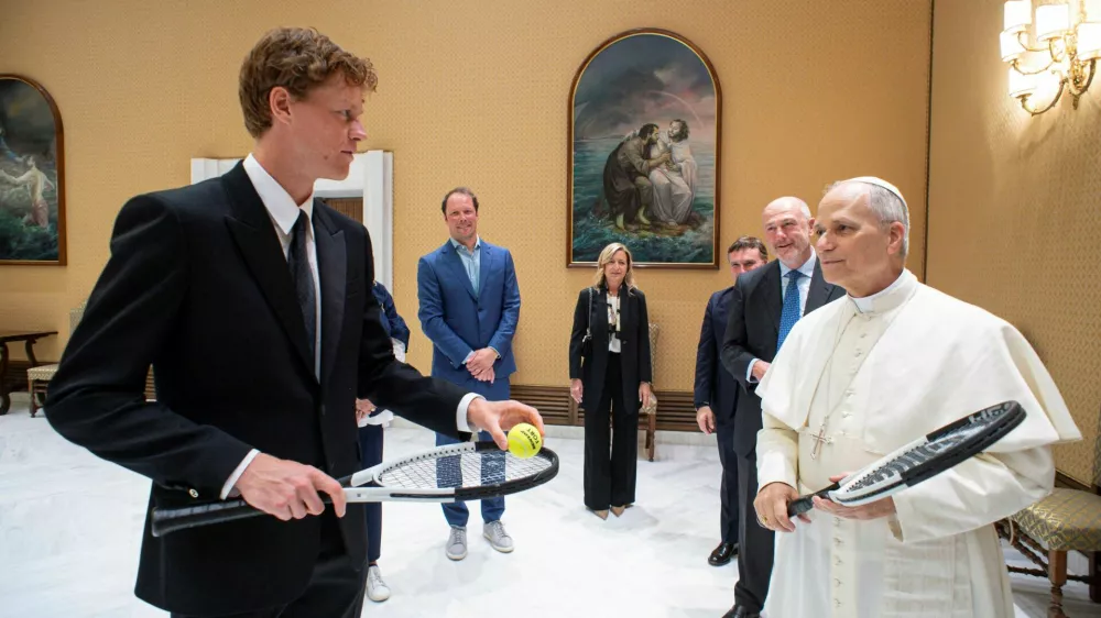 Italian tennis player Jannik Sinner meets Pope Leo XIV during a private audience at the Vatican, May 14, 2025. Vatican Media/­Handout via REUTERS  ATTENTION EDITORS - THIS IMAGE WAS PROVIDED BY A THIRD PARTY.