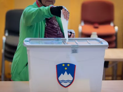 Radomlje, Kulturni dom Radomlje.Referendumsko glasovanje o usodi zakona o dodatku k pokojnini za izjemne dosezke na podrocju umetnosti.