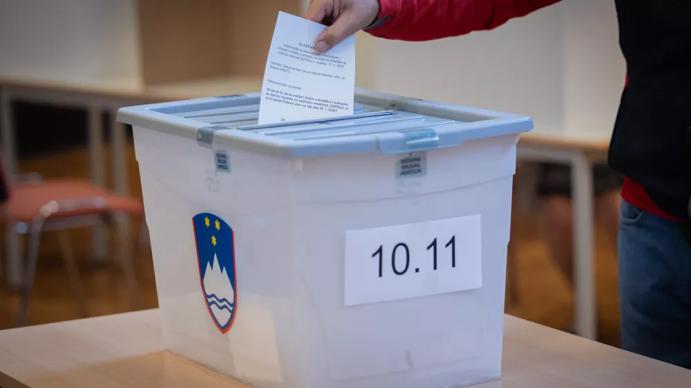 Radomlje, Kulturni dom Radomlje.Predsednica republike Natasa Pirc Musar je svoj glas na referendumu oddala na voliscu v Kulturnem domu Radomlje.