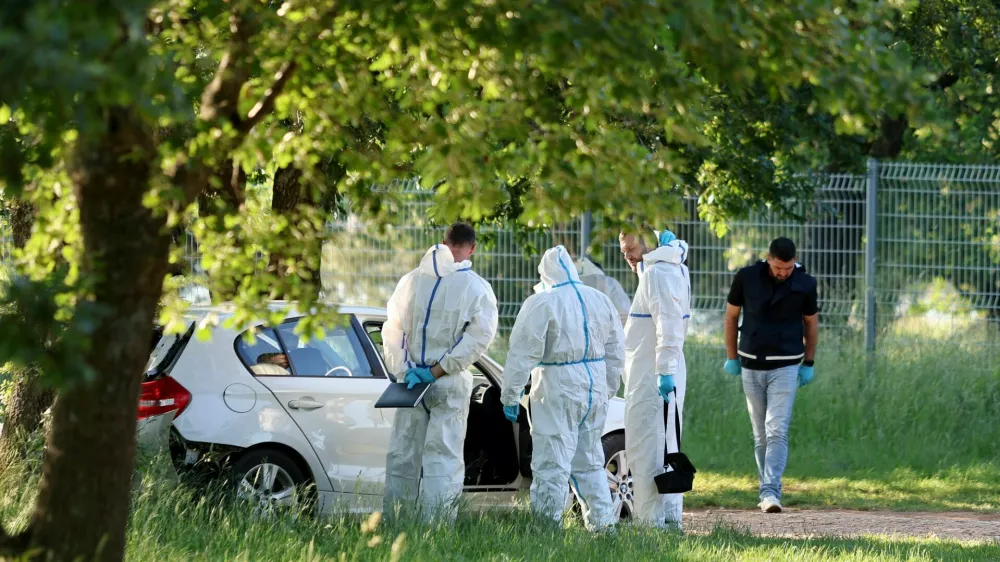 V kraju Đuba pri Umagu so našli trupli ženske in moškega, moški naj bi jo ustrelil, ker naj bi ga zapustila. Potem je ubil še sebe. 