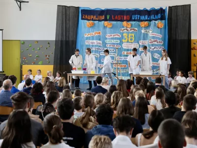 Za uvod v podelitev nagrad najbolj&scaron;im ljubljanskim raziskovalcem so učenci Osnovne &scaron;ole Riharda Jakopiča pripravili kraj&scaron;i program. F Jaka Gasar 