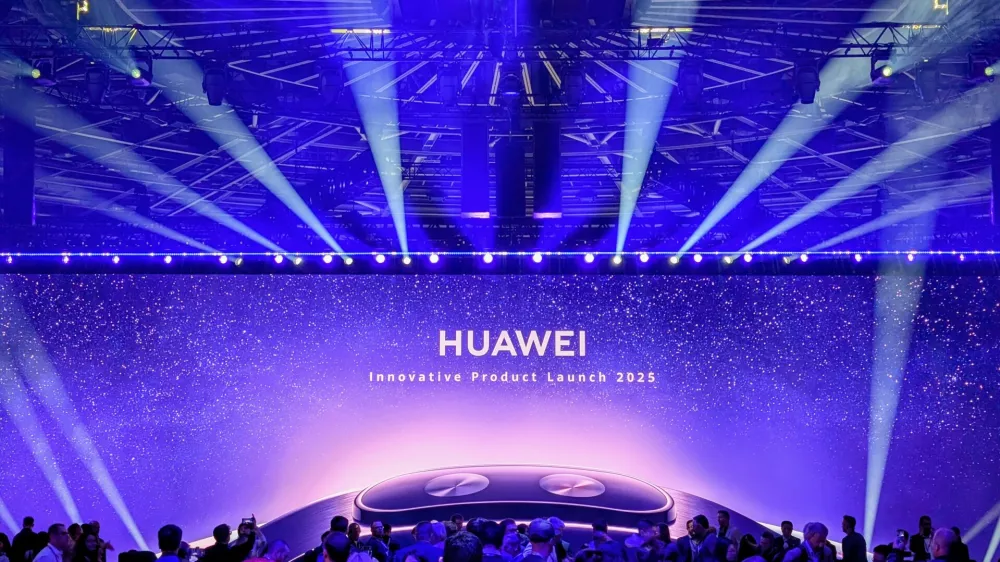 Huawei je v berlinskem Velodromu predstavil svoje nove pametne modne dodatke.