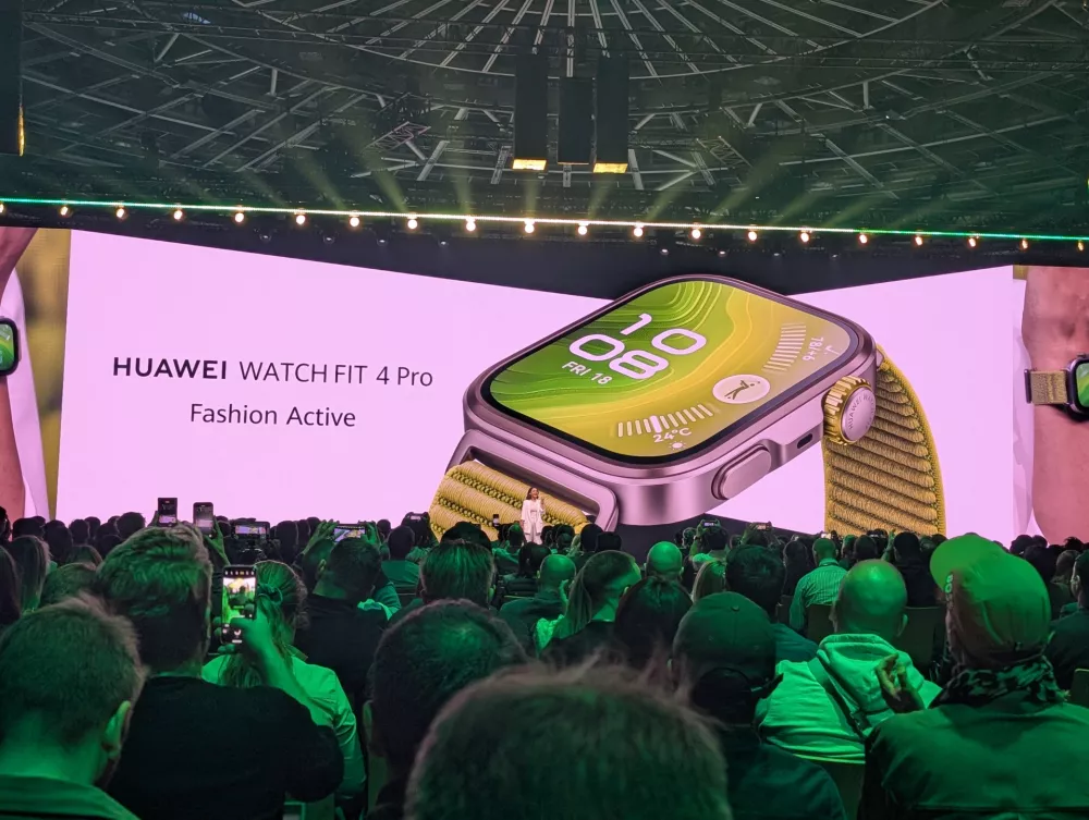 Zaslon športne ure watch fit 4 pro je iz safirnega stekla in z ohišjem iz aluminija.