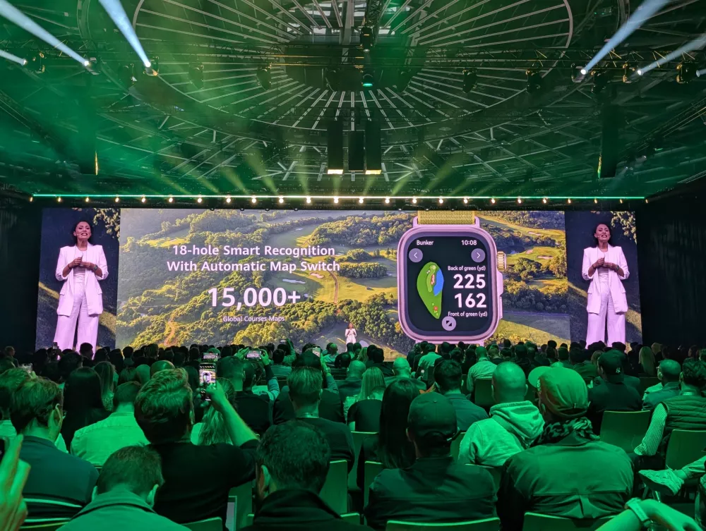 Watch fit 4 pro pozna več kot 1500 golf igrišč in samodejno prepozna, na kateri luknji se nahajate. Slovenskih igrišč domnevno ne pozna.