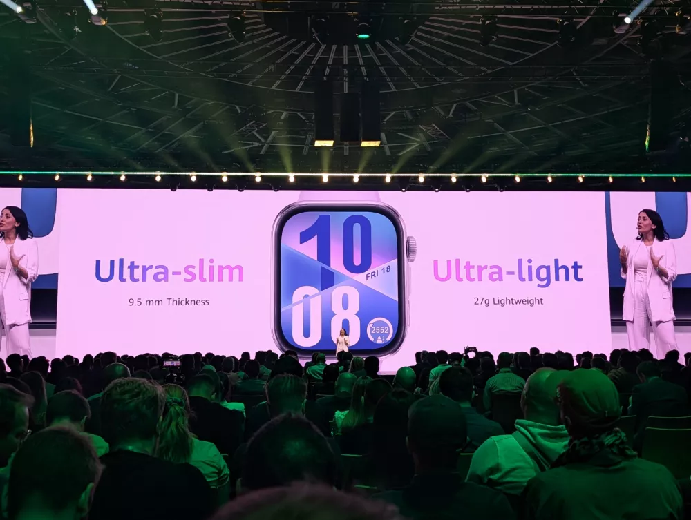 Ura watch fit 4 je malenkost debelejša od različice pro, tehta pa vsega 27 gramov.