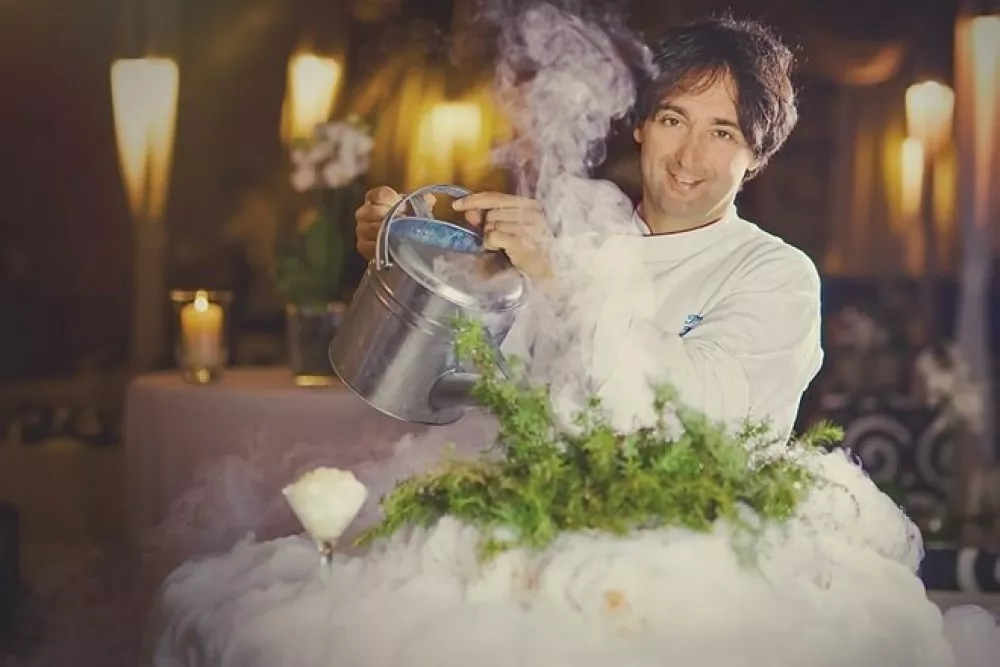 Najbolj znana jed Tomija Kavčiča: gintonik, z dišečim dimom, šumenjem in izvrstnim okusom