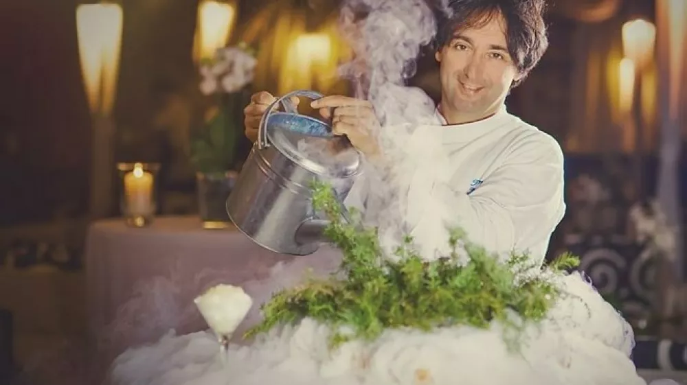 Najbolj znana jed Tomija Kavčiča: gintonik, z dišečim dimom, šumenjem in izvrstnim okusom