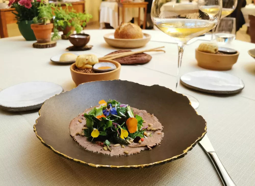 Goveji jezik s spomladanskimi zelišči, Špacapanova hiša