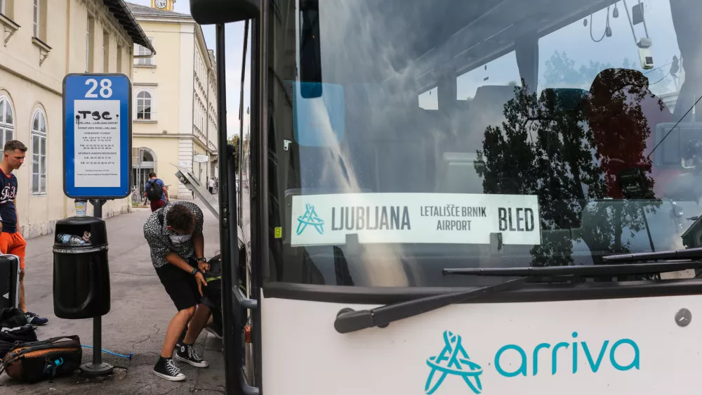 Avtobus, ki je startal v Ljubljani, si je do Jesenic nabral polurno zamudo. Foto: Bojan Velikonja