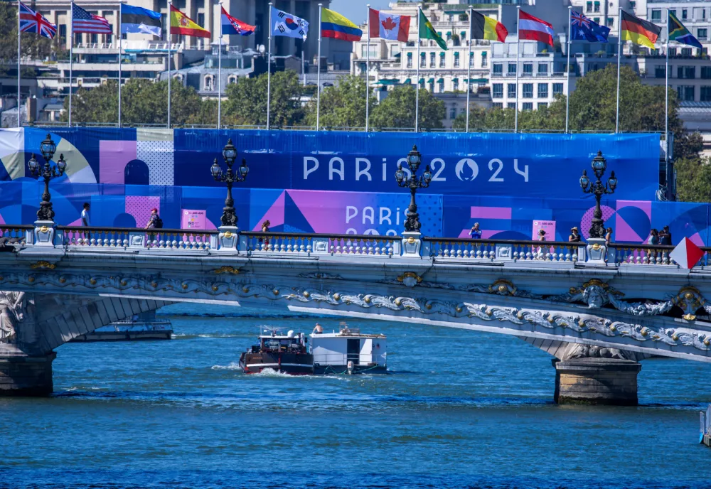 FILED - 28 August 2024, France, Paris: A boat sails on the Seine near the biathlon swimming course of the Paralympic Games. Tourists visiting Paris will have the opportunity to swim in the river Seine from July onwards, the city's authorities announced on Wednesday. Photo: Jens Büttner/dpa