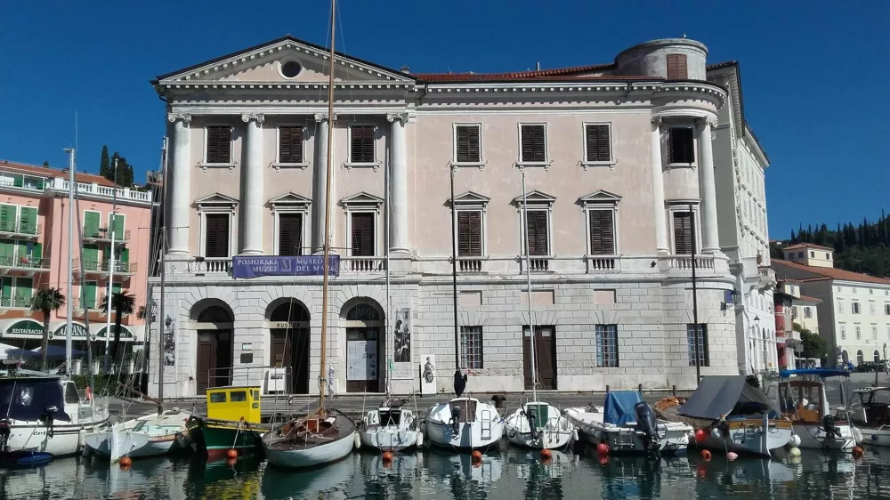 ﻿Pomorski muzej (palača Gabrielli) pred mandračem kjer je vidna jadrnica Galeb (dar Pie in Pina Mlakarja).