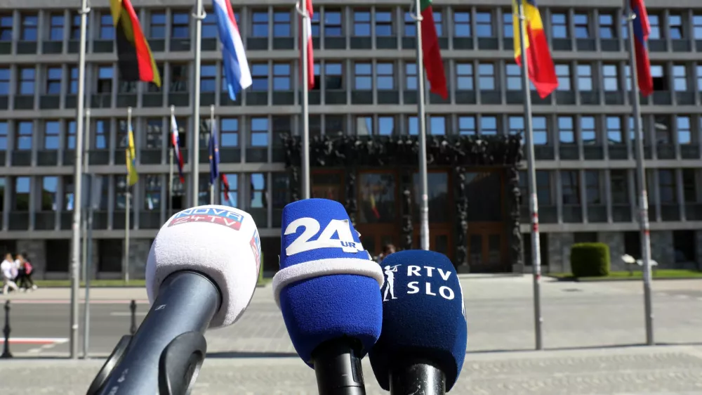 - 19.05.2022 – Simbolična fotografija - mediji - medijski zakon, mikrofon RTV, POP TV nova24 TV,  skupščina Trg republike – Parlament//FOTO: Tomaž Skale