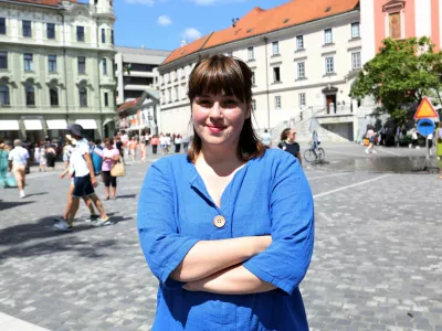 Nika Kovač, direktorica Inštituta 8. marec - 11.08.2023 – Prešernov trg - novinarska konferenca mednarodne zasedbe okoljskih borcev Fridays for future iz Avstrije, Nemčije in Hrvaške ter Inštituta 8. marec, na kateri so predstavili mednarodni poziv Evropski uniji o celostni obravnavi okoljskih problemov in enakopravni obravnavi vseh držav//FOTO: Tomaž Skale