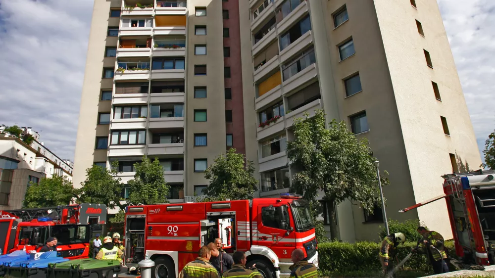 - požar - stanovanjski blok v ljubljanskem naselju Nove Jarše - Beblerjev trg 3. //FOTO: Tomaž Skale