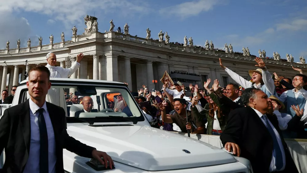 Pope Leo XIV arrives on the popemobile for his inaugural Mass at the Vatican, May 18, 2025. REUTERS/YARA NARDI   TPX IMAGES OF THE DAY