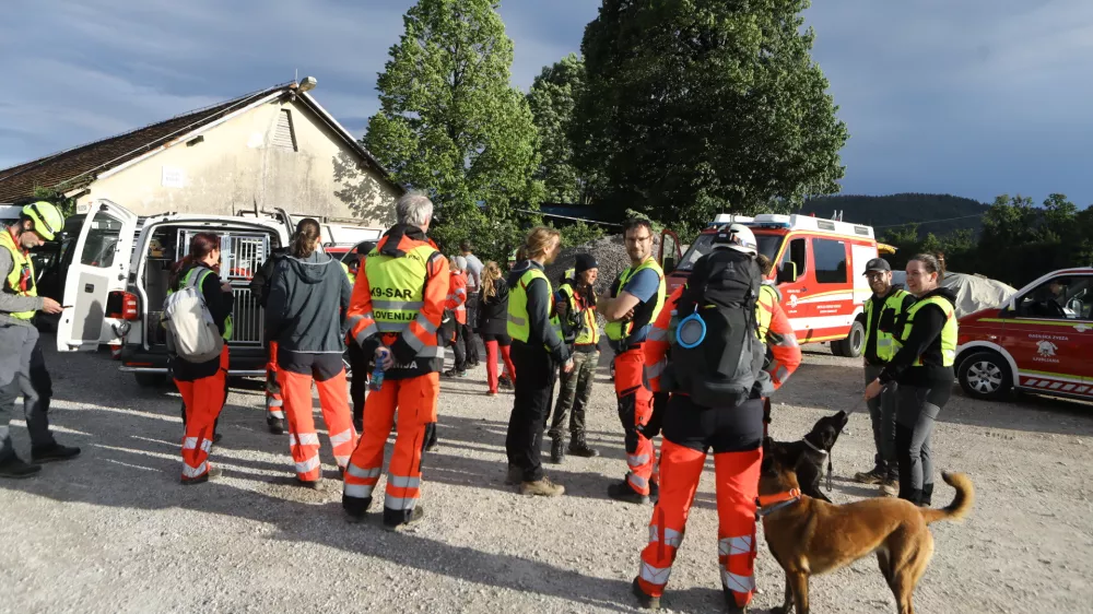 Na območju Šmarne gore so policisti, gasilci in vodniki reševačlnih psov iskali pogrešanega padalca, ki naj bi strmoglavil. Foto: Luka Cjuha
