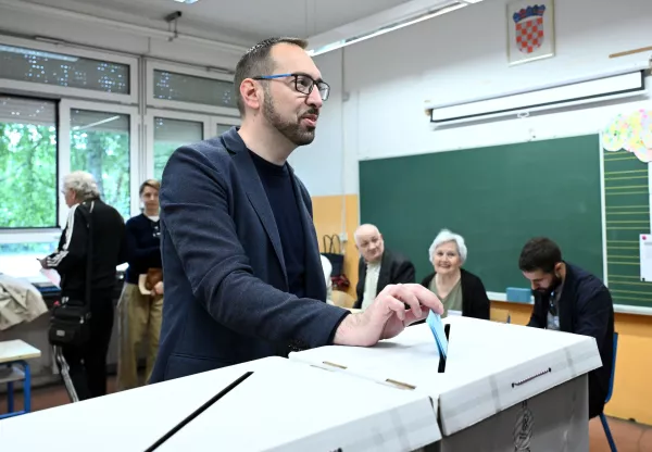 18.05.2025., Zagreb - Kandidat za gradonacelnika Grada Zagreba Tomislav Tomasevic u pratnji supruge Ive Mertic Tomasevic dosao glasat u OS Kralja Tomislava. Photo: Marko Lukunic/PIXSELL