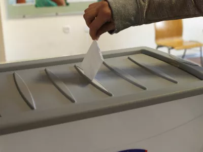 - volilna skrinja - glasovnica - Zakonodajni referendum 12.12. 2010 o uveljavitvi Zakona o RTV Slovenija (ZRTVS-2),     //FOTO: Jaka Adamič