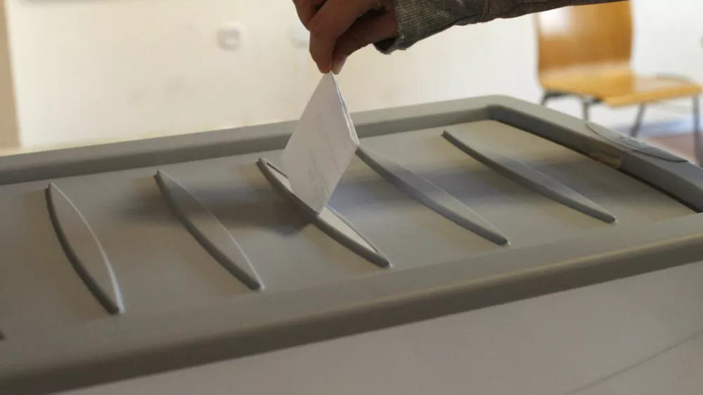 - volilna skrinja - glasovnica - Zakonodajni referendum 12.12. 2010 o uveljavitvi Zakona o RTV Slovenija (ZRTVS-2),     //FOTO: Jaka Adamič