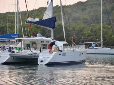 Tudi na Jadranu je zadnja leta videti vse več (pretežno sposojenih) katamaranov, ki za višjo najemnino nudijo veliko prostora večji jadralski druščini.