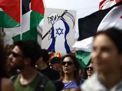 V nekaterih mestih po Evropi so potekali shodi, posvečeni solidarnosti s Palestinci in uperjeni proti ravnanju Izraela, v soboto tudi v Rimu. Foto: AP