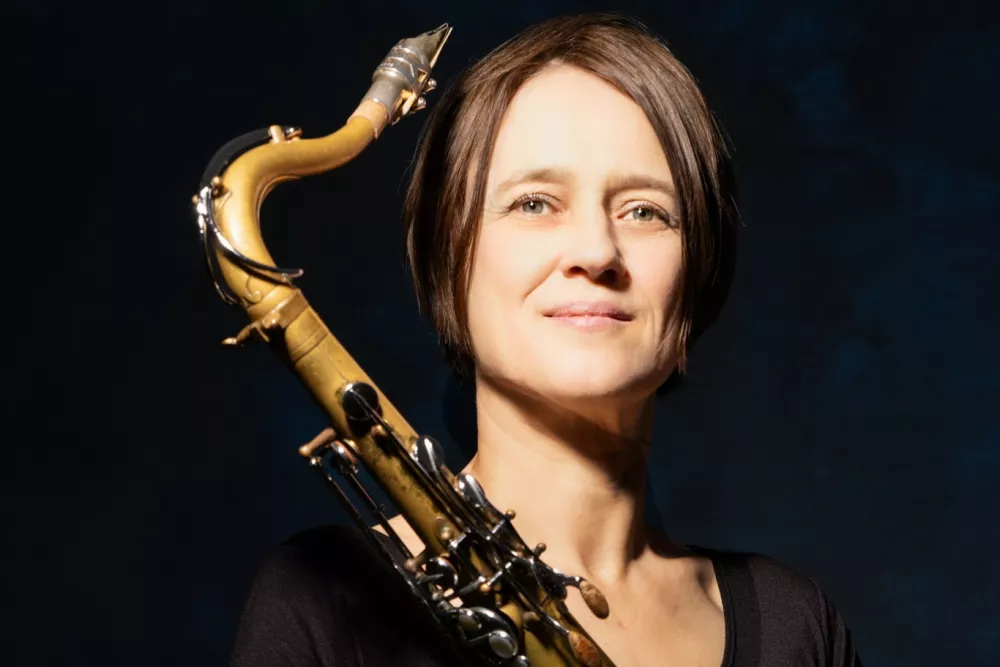 Saksofonistka Ingrid Laubrock se bo predstavila s samostojnim recitalom v glasbeni šoli in pozneje še v ameriško-nemškem triu Lopez, Laubrock, Rainey Trio. F Caroline Mardok