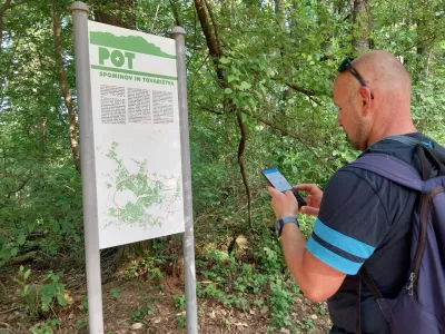 Rok Godec, soavtor Učne poti Golovec, je v pomoč pri reševanju nalog ponudil tudi informativne table.