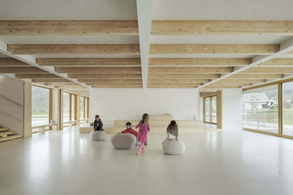 02_Ana Jerman Janja S¦îus¦înjar Sofia Romeo Miguel Sotos _Vrtec Bohinj_Vhodna avla_Luis Diaz Diaz 