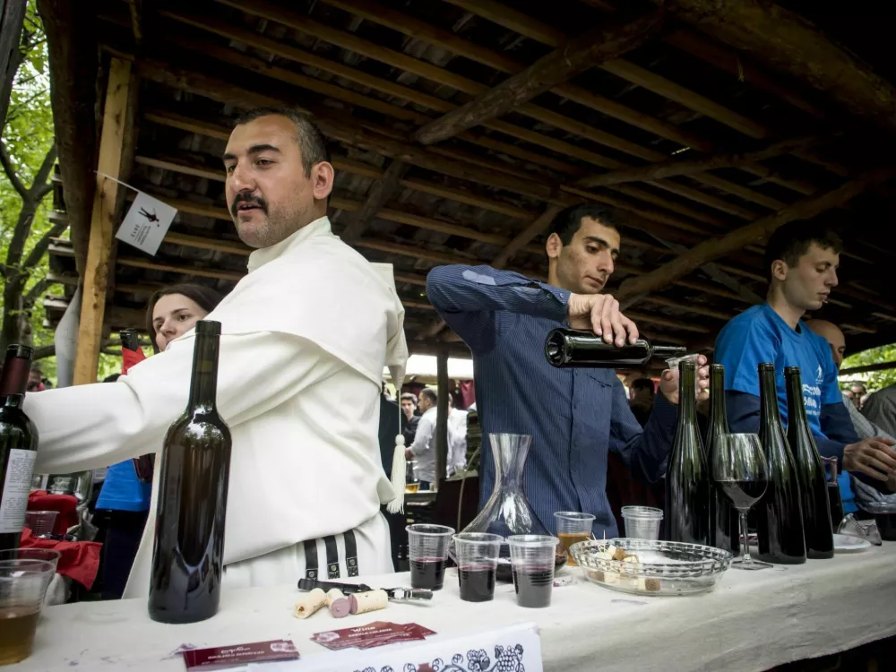 Tbilisi, Georgia - May 11, 2013: Georgians serve their wines to the visitors during the fourth annual Young Wine Festival in the Ethnographic Museum inTbilisi. / Foto: Sohadiszno