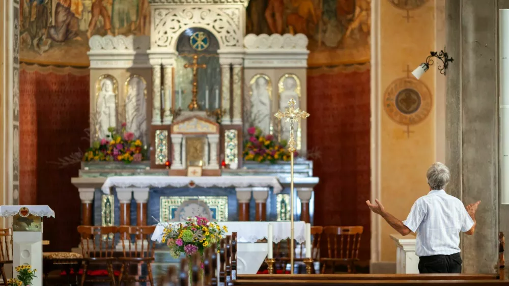Senior Man Praying in a Church Opening His Hands to God / Foto: Robert Pavsic