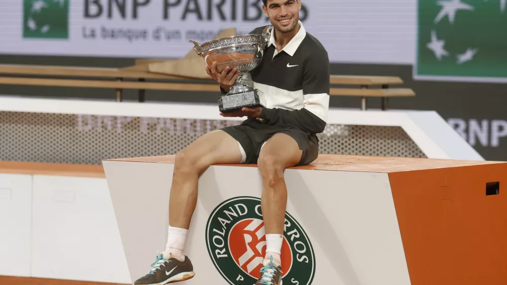08 June 2025, France, ParisSpanish tennis player Carlos Alcaraz celebrates with the trophy after defeating Italy's Jannik Sinner in their Men's Singles final tennis match to win the French Open tennis tournament (Roland-Garros). PhotoLoic Baratoux/ZUMA Press Wire/dpa / Foto: Dpa
