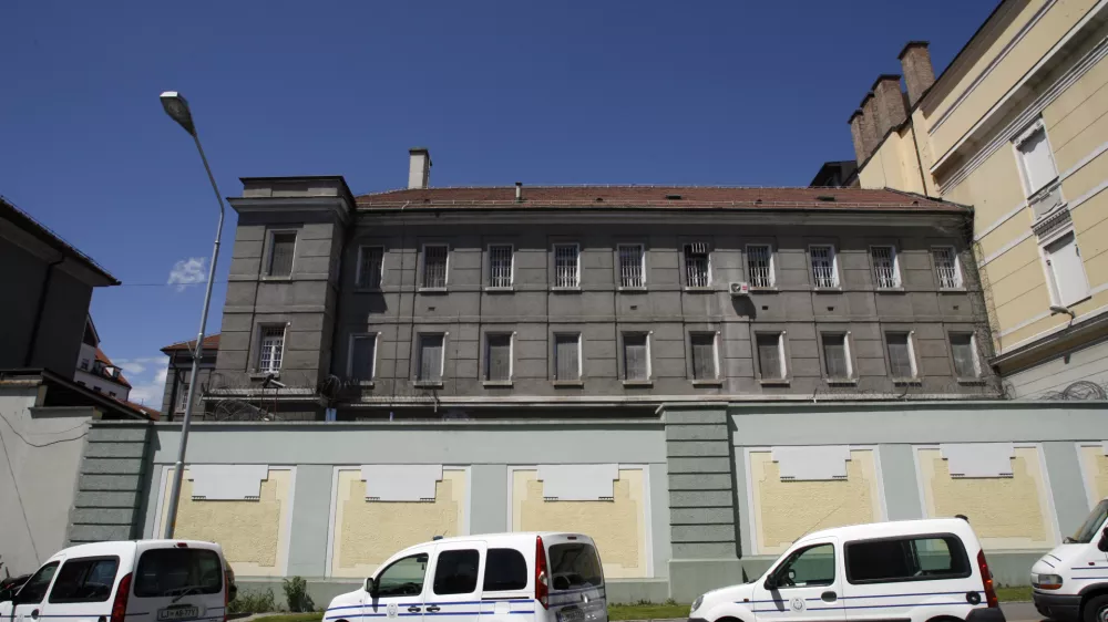 ﻿vozni park - avtomobili za prevoz zapornikov - Uprava RS za izvrševanje kazenskih sankcij - Ministrstvo za pravosodje - Zavod za prestajanje kazni zapora Maribor 2013 - mariborski zapori - zapor,stavba//FOTO: Tomaž Skale