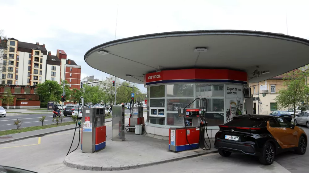 11.04.2024 - Ljubljanske razglednice, bencinska črpalka na Trža&scaron;ki cest, avto Toyota, hibridFoto: Tomaž Skale