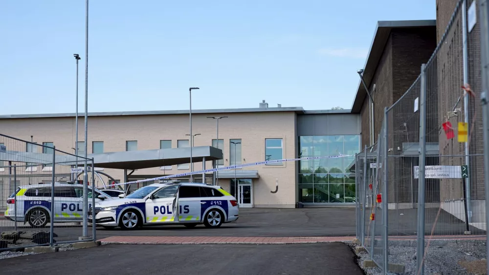 20 May 2025, Finland, Pirkkala: Police cars park at Vahajarvi school in Pirkkala, where three people have been injured in a stabbing attack. Photo: Mika Kylmäniemi / Apollo Photo/Lehtikuva/dpa