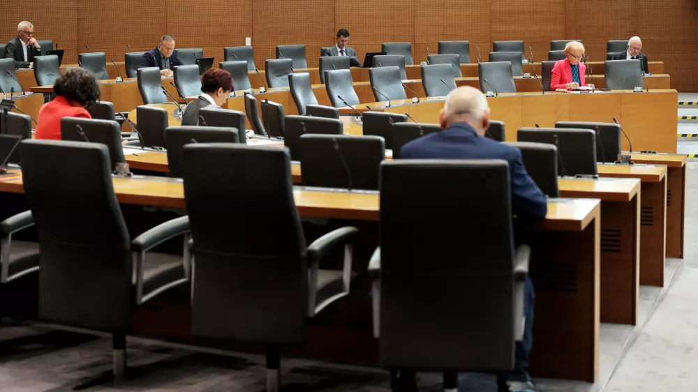 Ljubljana, DZ.Nadaljevanje seje DZ, na kateri med drugim obravnavajo predlog zakona o informacijski varnosti, predlog zakona o psihoterapevtski dejavnosti in novelo zakona o odvzemu premozenja nezakonitega izvora.