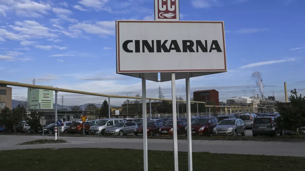 ﻿- lokacija stare Cinkarne, ki ne obratuje že od leta 1970 - onesnažena tla s cinkom, kadmijem in svincem- 11.12.2014 - Podjetje Cinkarna Celje, metalurško-kemična industrija - onesnaženo zemljišče - rezultati okoljskega pregleda na lokacijah Cinkarne Celje so razkrili, da je večji del proizvodnje na Kidričevi cesti 26 v Celju postavljen na nasipih odpadkov metalurške dejavnosti, ki so bili odloženi med 50. in 80. leti prejšnjega stoletja. V vzorcih tal so izmerjene kritične vrednosti težkih kovin, ki so značilne za topilniške odpadke iz nekdanje proizvodnje cinka in ostanke praženja piritne rude    //FOTO: Jaka GasarOPOMBA: ZA OBJAVO V PRILOGI – DNEVNIKOV OBJEKTIV - REPORTAŽA 2014