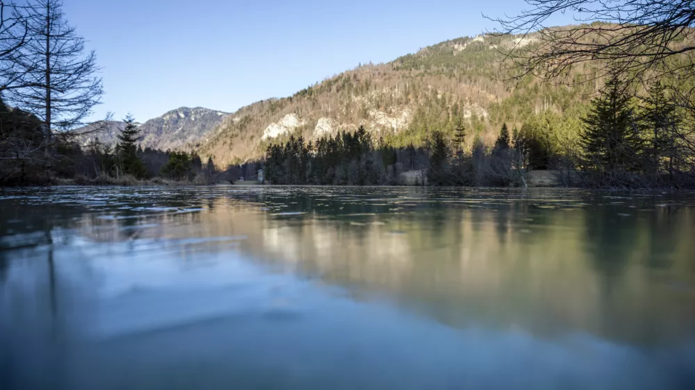 ﻿- 28.12.2019 - simbolična fotografija - jezero Kreda, sonce, voda, zima, narava//FOTO: Matjaž Rušt