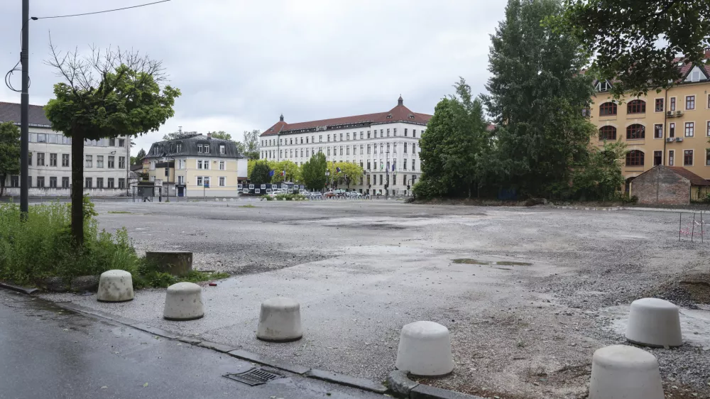 Preden bo ministrstvo za visoko šolstvo, znanost in inovacije lahko začelo gradnjo nove stavbe NUK II, bo moralo končati več drugih opravil. Foto: Jaka Gasar