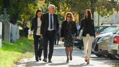 Miljana Kecmanović, mama najstniškega strelca Koste, ki je maja 2023 na šoli postrelil devet vrstnikov in varnostnika, v družbi odvetniške ekipe na poti na sodišče. 