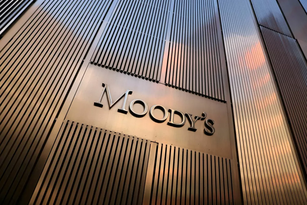 FILE PHOTO: Signage is seen outside the Moody's Corporation headquarters in Manhattan, New York, U.S., November 12, 2021. REUTERS/Andrew Kelly/File Photo